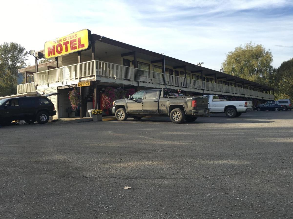 Twin Creeks Motel Lumby Ngoại thất bức ảnh